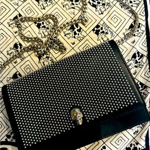 Small studded skull head Alexander McQueen gen leather, metal chain. Used ONCE.